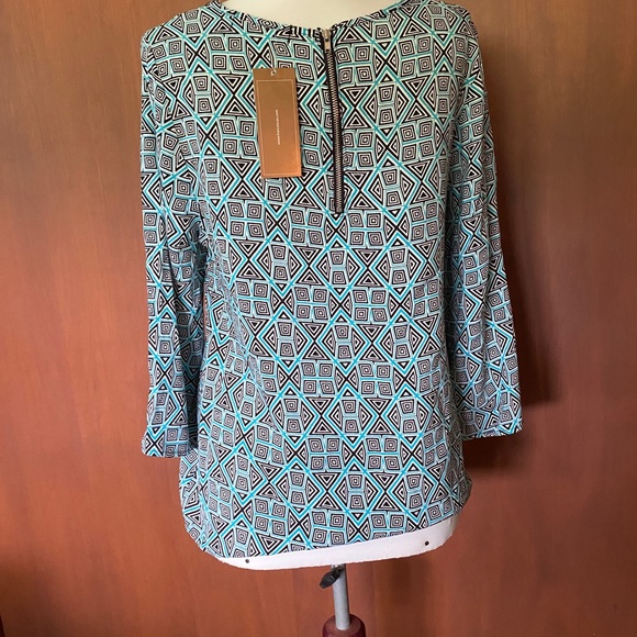 NWT Francesca’s geometric print top with appliqué - Picture 4 of 5